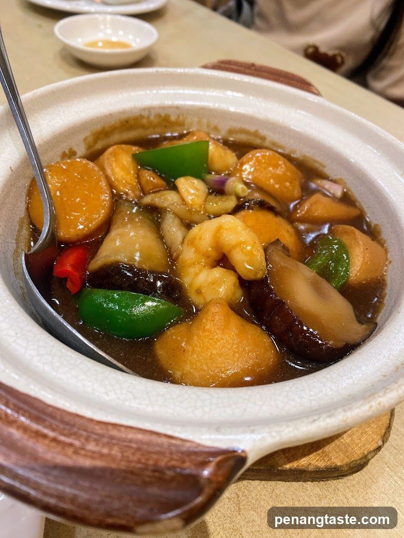 Stir-fried Seafood and Vegetables in Clay Pot