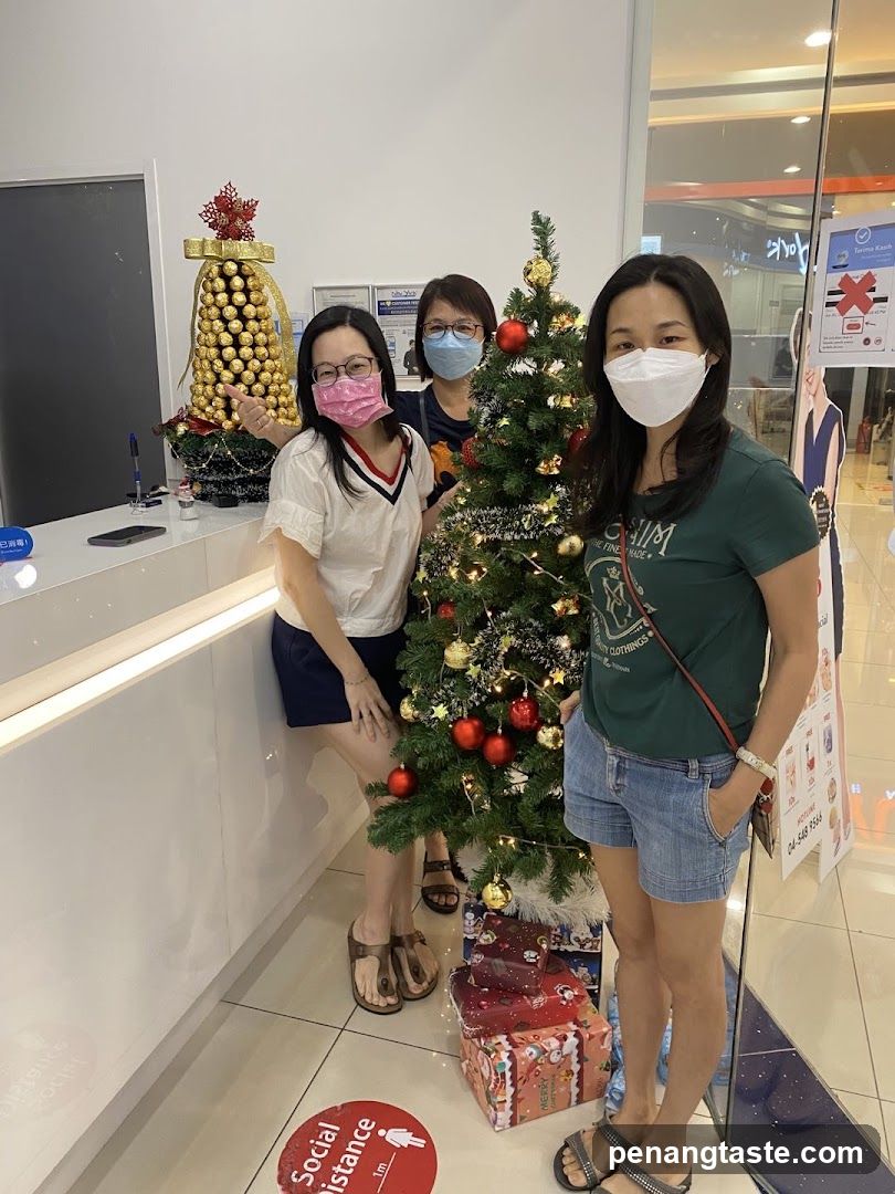 Christmas Tree with People