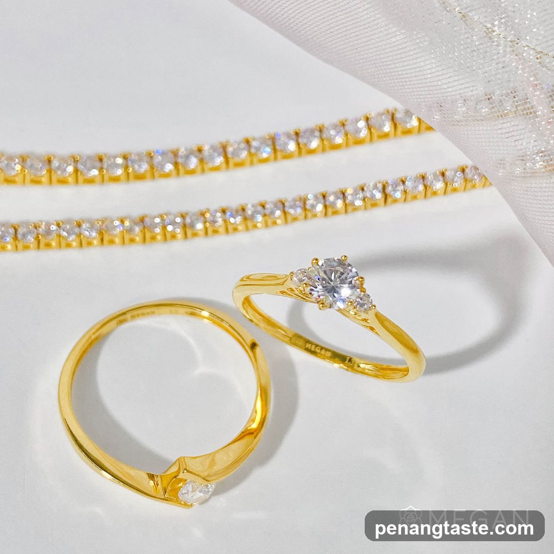 Gold Jewelry Set with Diamonds
