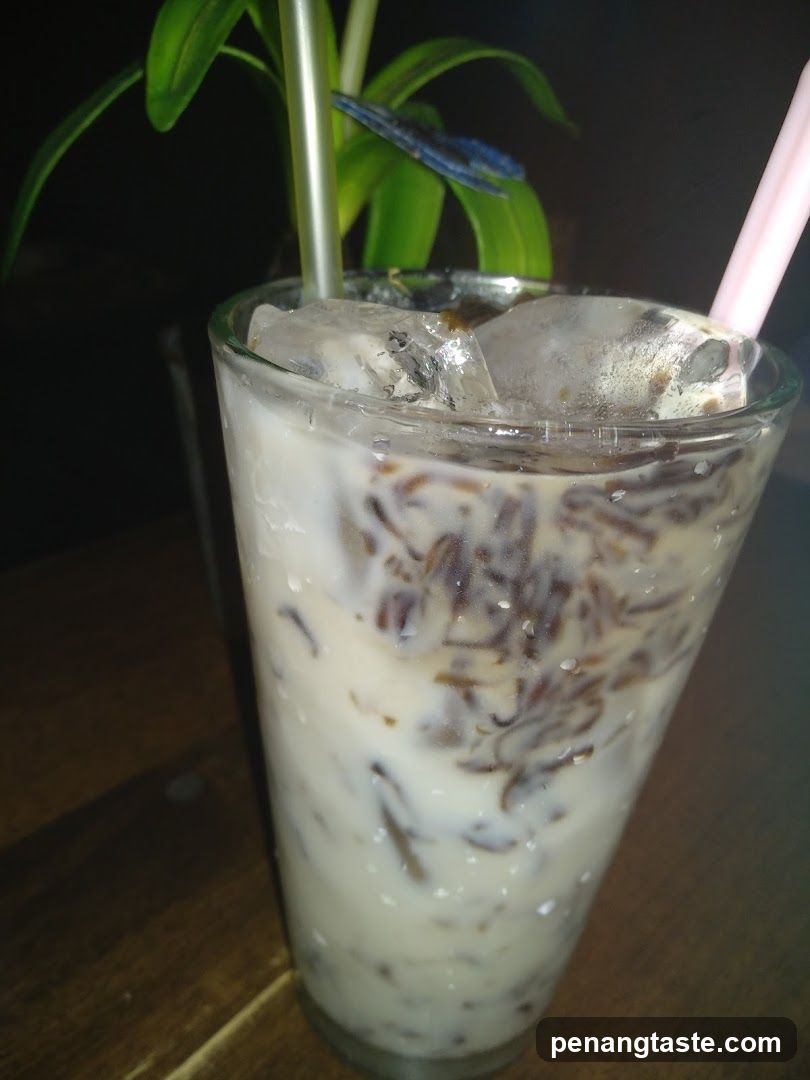 Iced Milk Drink with Toppings