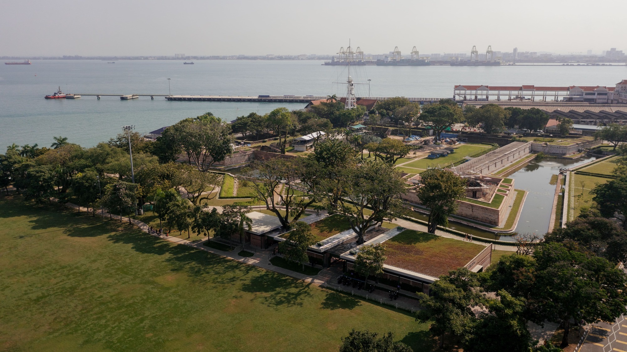 Lunch at Astaka Kota Selera, then walk the Fort Cornwallis moat