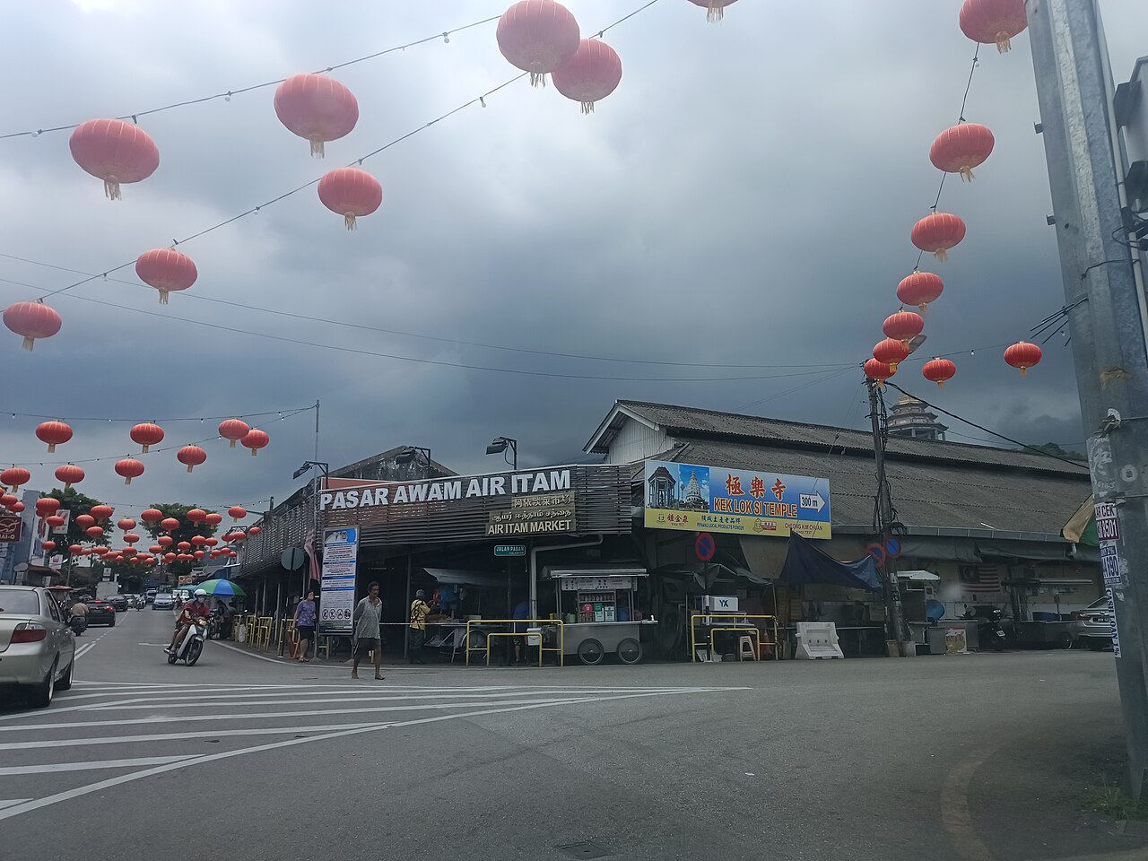 Air Itam Market, a morning wet market by day and hawker food paradise by evening near Kek Lok Si temple